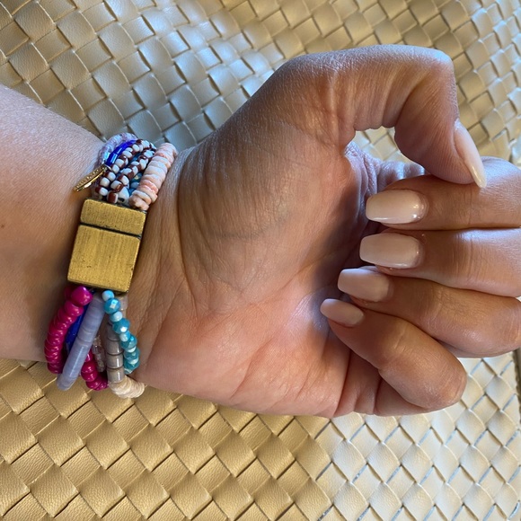 Anthropologie stretch beaded bracelet with magnetic closure. - Picture 2 of 3